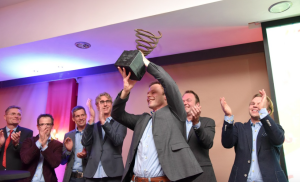 Marco de Bruijn houdt namens de Dierenkliniek de bokaal omhoog.