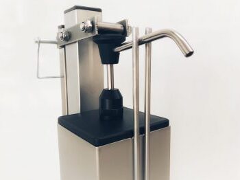 Tolman Hekwerk verkoopt de in Noordwolde geproduceerde desinfecteer zuil.