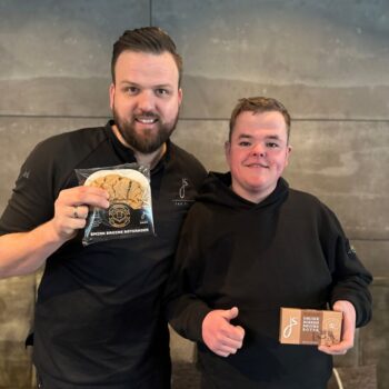Jan Smink en Gijs Ruhof tonen de bruine boterkoek