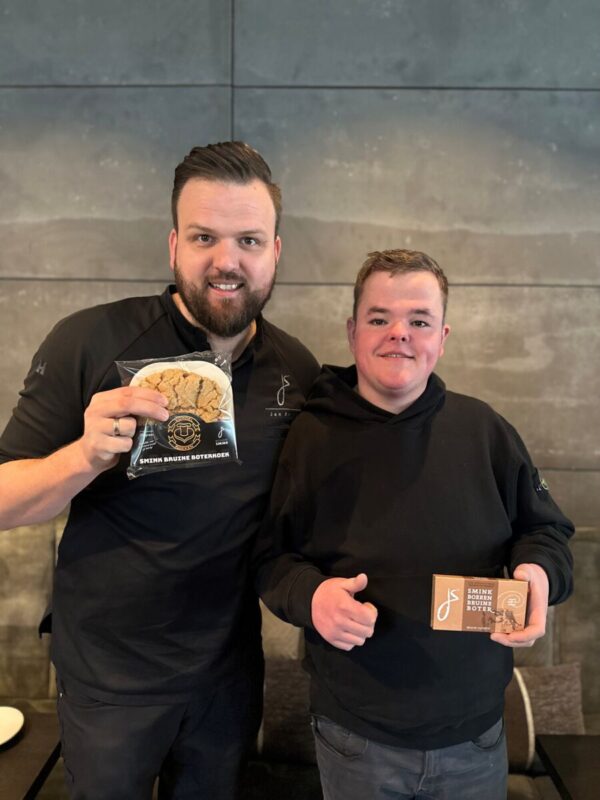 Jan Smink en Gijs Ruhof tonen de bruine boterkoek