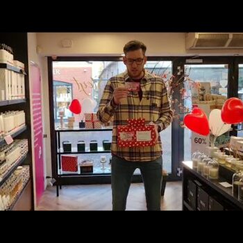 Jelte Kamsma trekt winnaars van de Valentijnsactie van de WOW in Wolvega